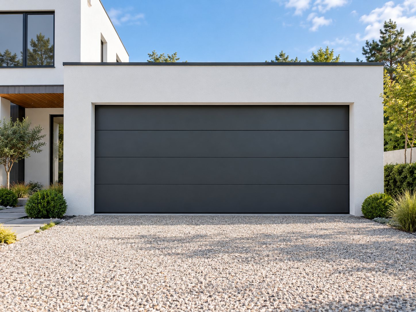 Porte de garage sectionnelle anthracite sur maison contemporaine